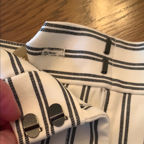 Ann Taylor Black And White Striped Women’s  Shorts Size 18 - Picture 2 of 5